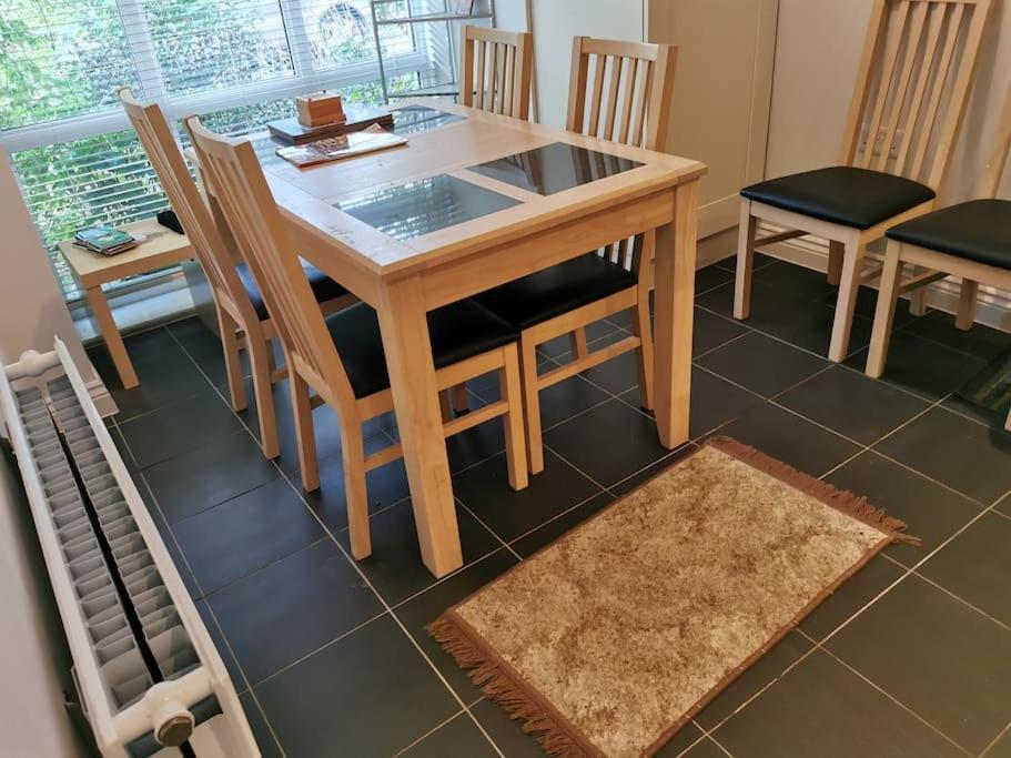 3 Bedroom Home Near Windsor Castle, Legoland, & Heathrow Slough Extérieur photo